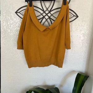 This gold pin up top was bought with navy skirt. Is so beautiful together.